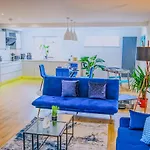 Deja Blue Luxury Home By Altoluxoexperience Short Lets & Serviced Accommodation With Free Wifi & Parking